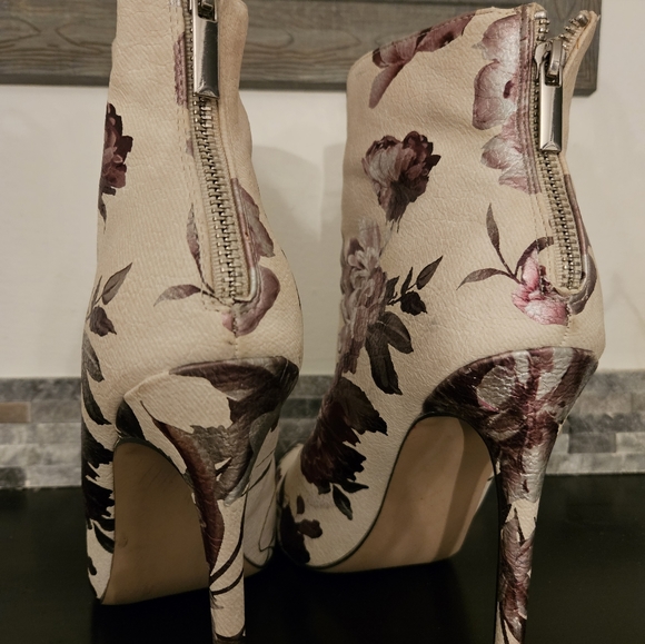 Beautiful size 11 Cream and floral colored Bootie - Picture 3 of 3
